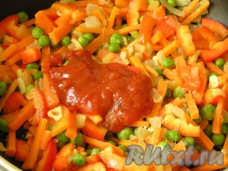 Через минуту добавить томатный соус, перемешать и готовить 3-4 минуты.