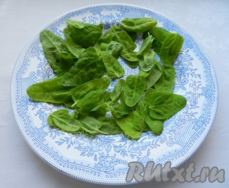 Листья шпината промыть, обсушить и выложить на тарелку.
