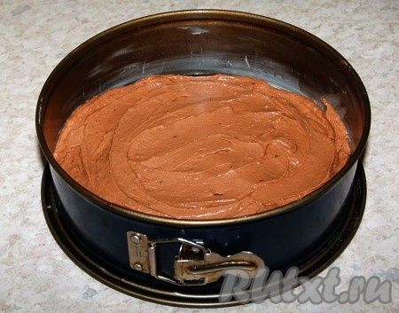 Перелить шоколадное тесто в форму.