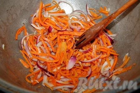 Растертую зиру добавить к моркови с луком, обжаривать, пока не появится характерный запах жареной моркови.