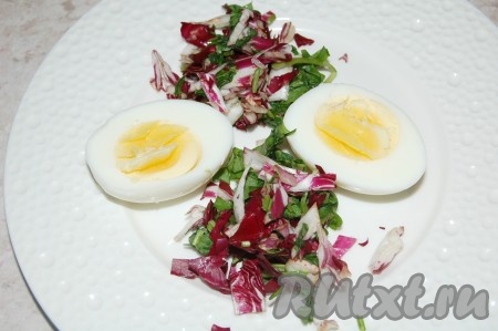 Нарезать мелко листовой салат и зеленый лук, добавить на тарелку к яйцу.