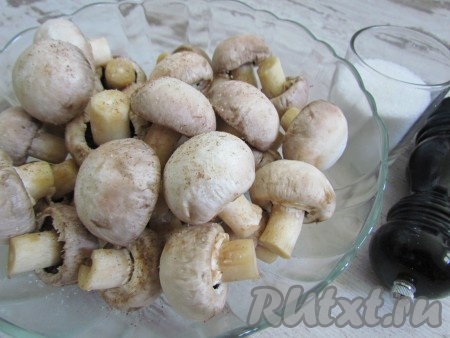 К подготовленным грибам добавить соль и чёрный молотый перец, аккуратно перемешать.
