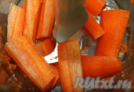 Кусочки моркови поместить в блендер.