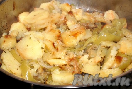 Через 20 минут открыть крышку и проверить готовность картофеля. Если картошка легко прокалывается вилкой, значит она готова. Как правило, к этому времени картошка с болгарским перцем уже готова.
