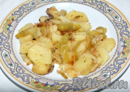 Картошка, жареная с болгарским перцем и луком
