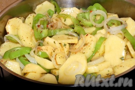 Перемешать овощи, накрыть сковороду крышкой, уменьшить огонь до минимального. Жарить картошку с болгарским перцем и луком в течение 20-30 минут, 3-4 раза за это время следует перемешивать содержимое сковороды.