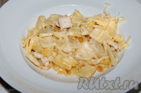 Готовые макароны с курицей в сливочном соусе можно раскладывать по тарелкам. Дополнительно можно добавить натертый сыр прямо в тарелку.
