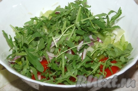 Добавить рукколу или другой листовой салат  в миску.