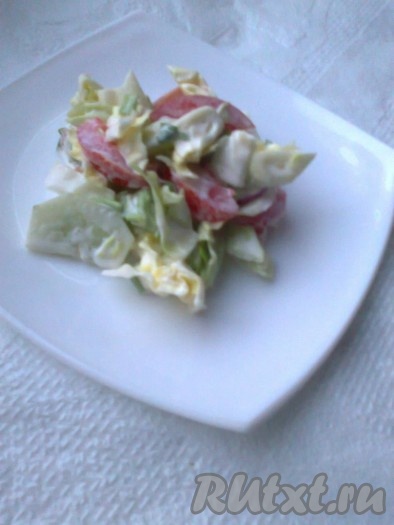 Подавать летний овощной салат с мацони можно порционно.

