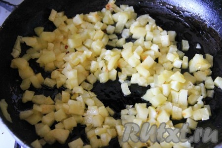 Яблоки мелко нарезать кубиками, посыпать сахаром и корицей. Полученную массу карамелизовать на горячей сковороде до мягкости яблок.