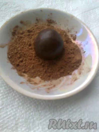 Полученный шарик обвалять в смеси какао-порошка и сахарной пудры. Можно обвалять и просто в какао или в рубленых орешках. Готовые конфеты 