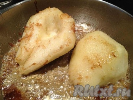 Масло растапливаем на сковороде, добавляем сахар, ждем, пока он немного подтает и обжариваем груши по 3 минуты с каждой стороны.