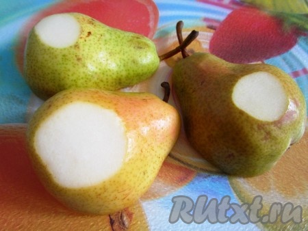 С тыльной стороны каждой половинки груши сделайте надрезы, чтобы фрукты были устойчивы в форме для запекания.