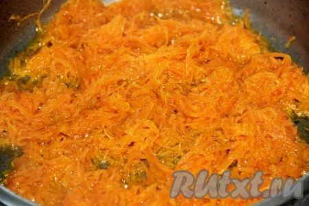 На сковороде пассировать порезанный лук и натертую на терке морковь.
