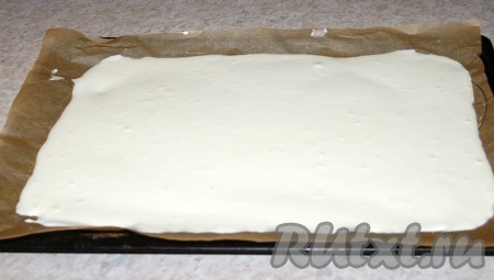 Противень застелить бумагой для выпечки и на нее вылить полученное тесто. Разровнять с помощью той же лопаточки.