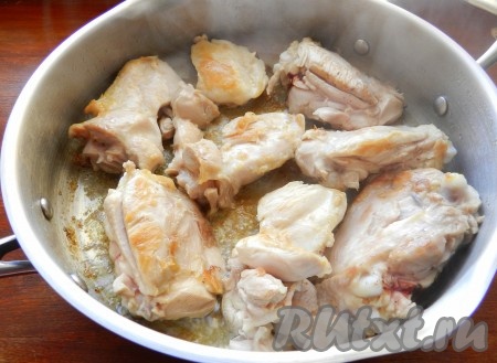 В сковороде разогреть растительное масло и обжарить куриные бедра со всех сторон до слегка румяной корочки. Обжаренные куриные бедра временно переложить в другую посуду. 