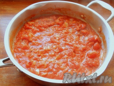 В сковороду выложить лук и обжарить, добавить чеснок, томаты, специи, посолить по вкусу, довести до кипения. 