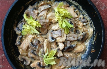 Выключить огонь и подавать готовое куриное филе с грибами и сливками на стол.