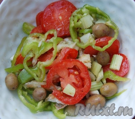 Добавить оливки и вкуснейший салат из рыбы с помидорами готов.