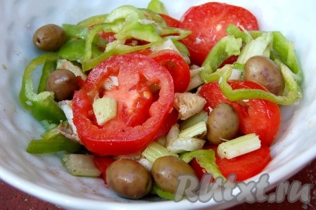 Салат с рыбой и помидорами