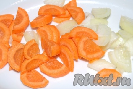 Морковь и лук репчатый нарезать и отправить сразу вслед за картофелем в горячий бульон. 