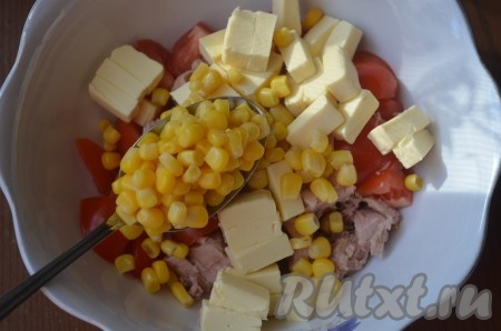 Добавить сыр и кукурузу в салатник к помидорам и тунцу.
