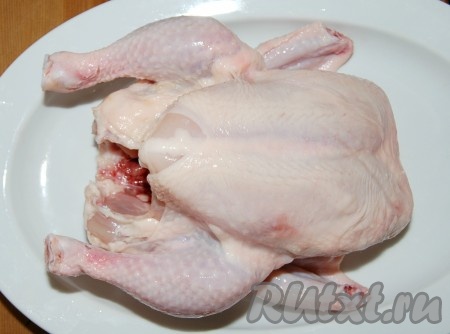 Цыпленка помыть и слегка обсушить с помощью салфеток.
