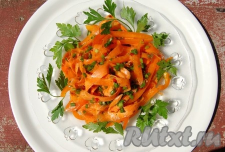 Переложить в салатницу и подавать вкусный, хрустящий салат из моркови и перца на стол.
