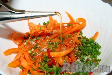 Полить оливковым маслом салат из моркови и перца.

