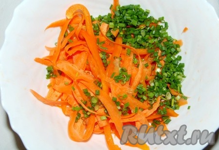Зеленый лук добавить в салат с морковью и перцем.
