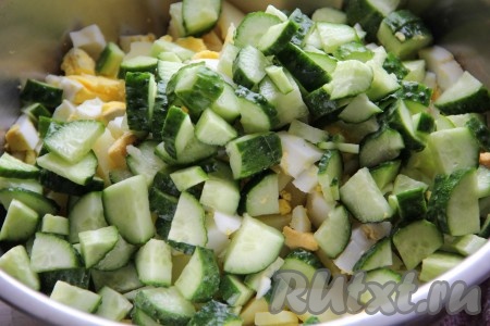 Свежий огурчик нарезать средними кусочками, добавить в миску с салатом.
