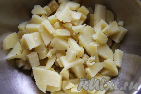 Картофель отварить и нарезать кубиками.