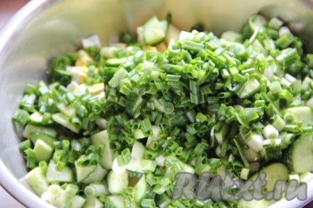 Укроп и зеленый лук мелко нашинковать, добавить к салату с картофелем и свежим огурцом. Майонез смешать с горчицей и заправить салат.
