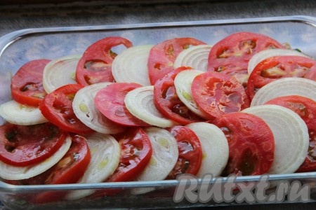 На отдохнувший фарш выложить помидоры и лук по очередности. Поставить запеканку в духовку и выпекать ленивые котлеты при температуре 180 градусов 20 минут.
