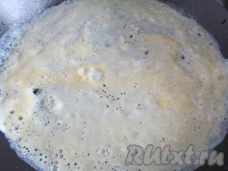 Приготовить яичные блинчики. Сковороду смазать растительным маслом и жарить блинчики с обеих сторон до золотистого цвета. Получится 3-4 тонких блинчика.