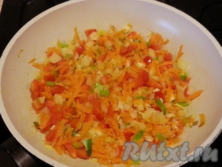 В сковороду налить масло и отправить в неё сначала весь лук, через минуту морковь и перец. Пассировать около 3 минут. 

