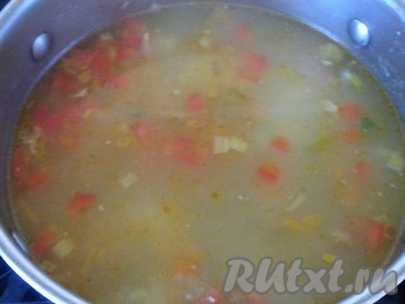 В кипящий бульон быстро поместить необходимое нам количество ньокки, кипятить около 3 минут, добавить горчицу, убрать куриный суп с огня и дать настояться 30 минут.
