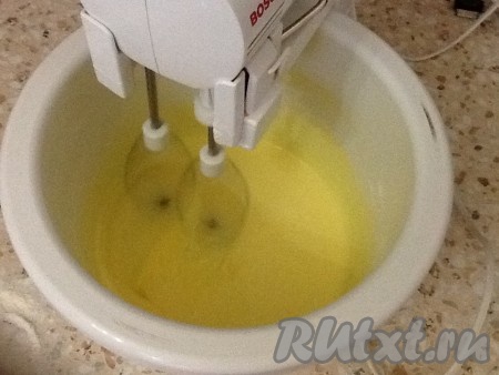Охлажденное сливочное масло натрите на терке. Добавьте сахар и половину стакана муки. Разотрите в крошку, добавьте яйцо, сметану и соду.
