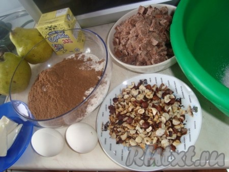 Ингредиенты для приготовления шоколадного пирога с начинкой из груш и фундука