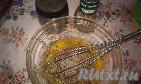 Яйца взбейте с солью и перцем, добавьте любимые специи (у меня "Итальянские травы").