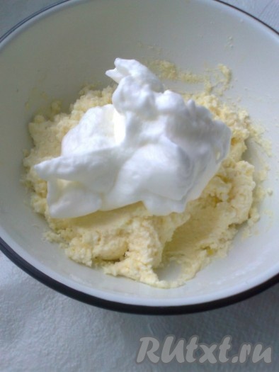 2 яичных желтка растереть с 50 граммами сахара. 2 охлажденных яичных белка взбить в сухой посуде, которую перед взбиванием поместить на 10 минут в холодильник, добавляя по 1 чайной ложке 100 грамм сахара. В творожную массу вмешать желтки и взбитые белки. Положить изюм все осторожно перемешать. 
