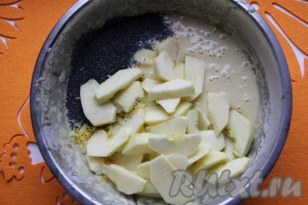 Яблоки очищаем от кожуры и разрезаем на плоские дольки. В тесто кладём дольки яблок, по желанию, можно добавить мак и цедру лимона для аромата.