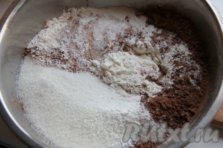 Смешать все сухие ингредиенты входящие в состав бисквита: муку, сахар, какао и разрыхлитель.
