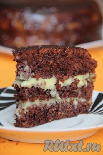 Приготовленный шоколадный бисквит разделить на 2 или 3 коржа, смазать их теплым кремом. Украсить вкусный сумасшедший пирог "Crazy Cake" по своему усмотрению.
