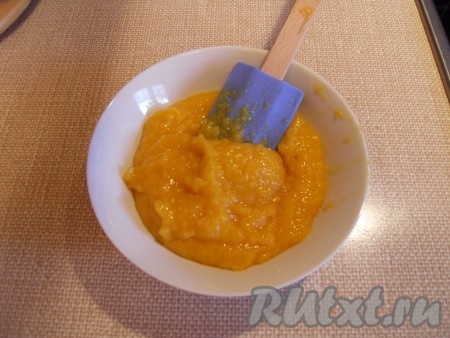Приготовить из абрикосов пюре с помощью ручного блендера.