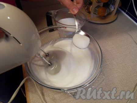 Затем постепенно добавить сахар, продолжая взбивать, пока смесь не будет густой и блестящей.