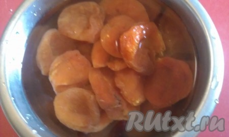 Курагу положите в миску и залейте горячей водой (не кипятком!). На 15 минут отставьте их в сторону и тем временем вымойте свежие абрикосы.
