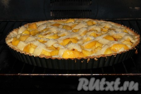 Отправить пирог с персиками в духовку и продолжить печь при температуре 180 градусов еще 20-30 минут.
