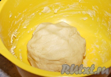 Мешать тесто до тех пор, пока не образуется шар. Шар из теста накрыть пленкой и убрать в холодильник на 1 час.