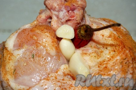 Чеснок и острый перец можно поместить во внутрь курицы, не натирая ее, так как не все любят острый и чесночный вкус, но для аромата они необходимы.